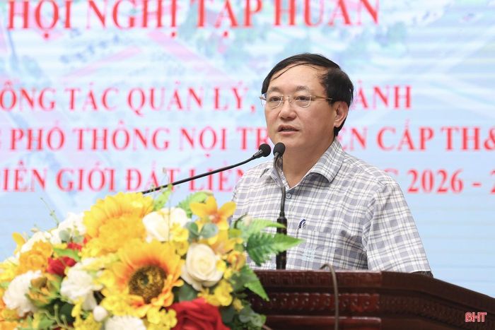 Phó Chánh Văn phòng Sở Giáo dục và Đào tạo Hà Tĩnh Phan Thanh Hải báo cáo chuyên đề "Thực hiện chế độ, chính sách đối với học sinh và trường nội trú; phương án tổ chức bữa ăn bán trú".