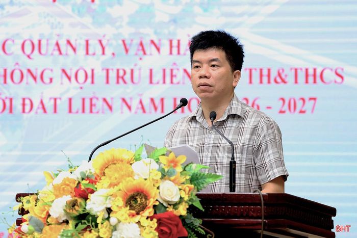 Phó Giám đốc Sở Giáo dục và Đào tạo Hà Tĩnh Nguyễn Hồng Cường phát biểu tại hội nghị.