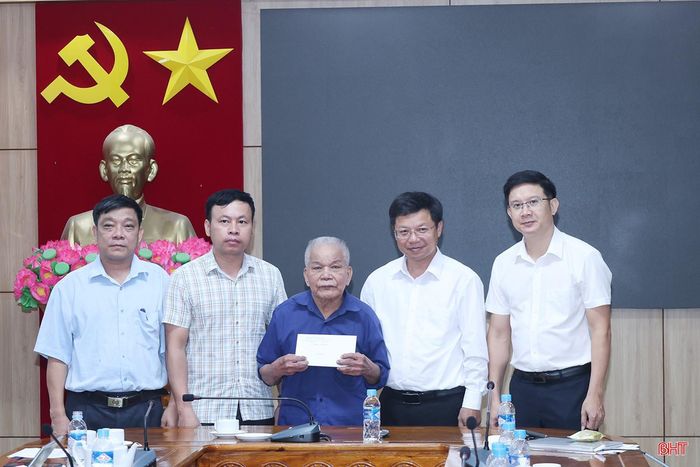 Ủy ban Mặt trận Tổ quốc tỉnh, UBND xã Hương Xuân cũng trao hỗ trợ 5 triệu đồng từ Quỹ Đền ơn đáp nghĩa tỉnh Hà Tĩnh cho gia đình ông Phú.