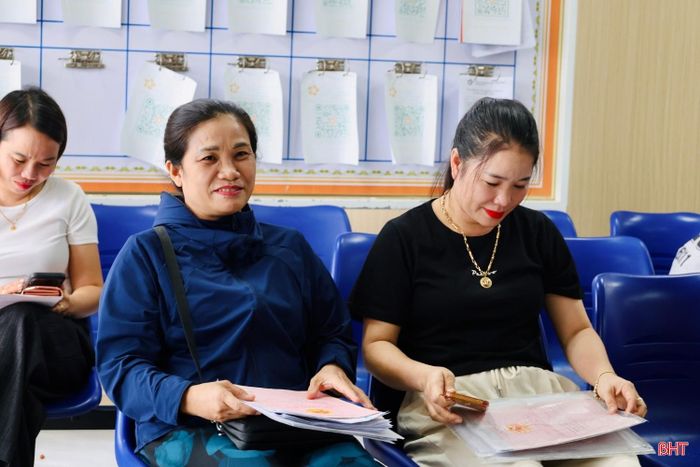 Chị Hoàng Thị Nhung (ngoài cùng bên phải, xã Cẩm Xuyên) kỳ vọng mọi thay đổi về chính sách sẽ vừa tạo thuận lợi cho người dân, vừa bảo đảm quyền và lợi ích hợp pháp khi giao dịch đất đai.