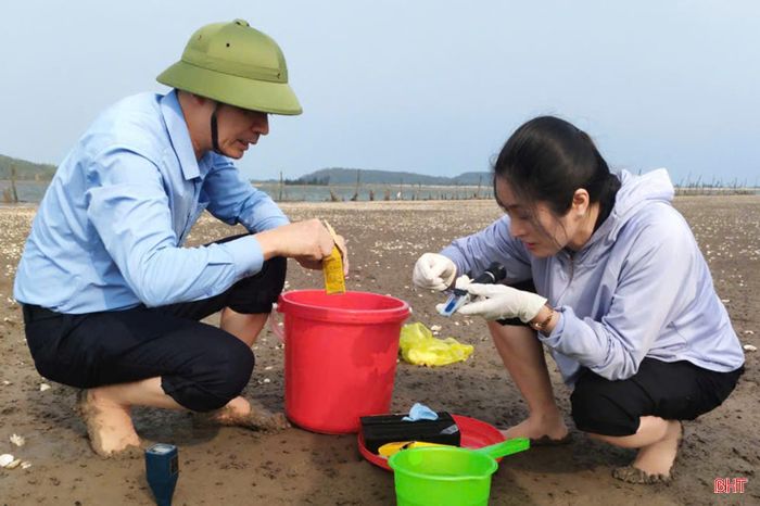 Cán bộ Chi cục Thủy sản lấy mẫu, kiểm tra môi trường để khuyến cáo, hướng dẫn người nuôi ngao cách phòng tránh dịch bệnh.