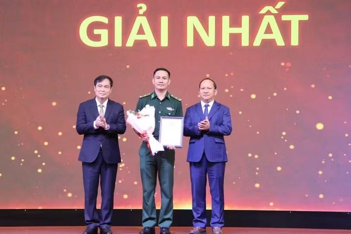 Lãnh đạo Ban Tuyên giáo và Dân vận Trung ương, lãnh đạo tỉnh Gia Lai trao chứng nhận, tặng hoa chúc mừng thí sinh Vũ Lý Huỳnh - Bí thư Đảng ủy, Chính trị viên Đồn Biên phòng Cửa khẩu cảng Vũng Rô, Ban Chỉ huy Bộ đội Biên phòng tỉnh Đắk Lắk đạt giải nhất hội thi (ảnh: Trọng Lợi, Báo Gia Lai).