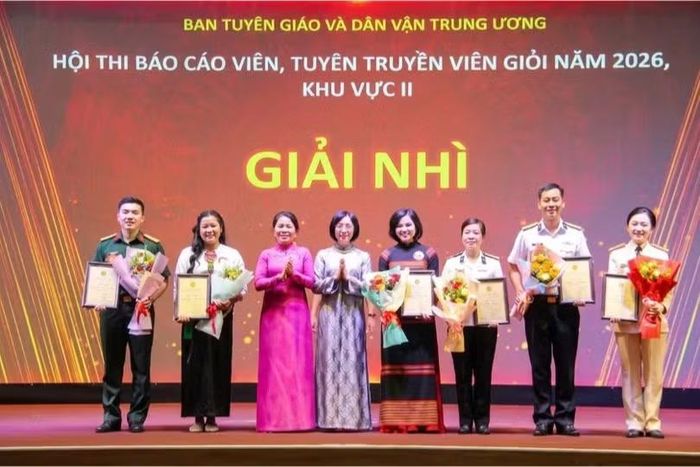 Ban tổ chức trao giải nhì cho các thí sinh (ảnh: Trọng Lợi, Báo Gia Lai).