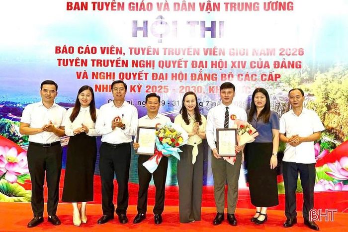 Lãnh đạo Ban Tuyên giáo và Dân vận Tỉnh ủy Hà Tĩnh cùng lãnh đạo các xã Đức Thịnh, Hương Đô tặng hoa chúc mừng các thí sinh.