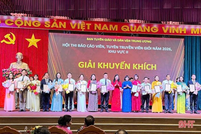 Đồng chí Đinh Hữu Cảnh (đứng thứ 5 từ phải sang) và các thí sinh được trao giải khuyến khích.