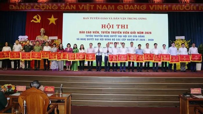 Ban Tổ chức trao cờ lưu niệm cho đại diện 21 đoàn tham gia Hội thi Báo cáo viên, Tuyên truyền viên giỏi khu vực II năm 2026 (nguồn ảnh: baocaovien.vn)