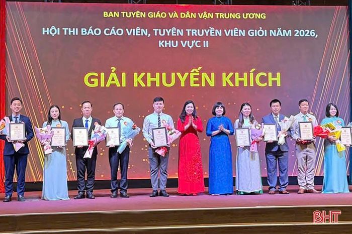Trung tá Thái Hữu Tới (đứng thứ 5 từ trái sang) và các thí sinh được trao giải khuyến khích.