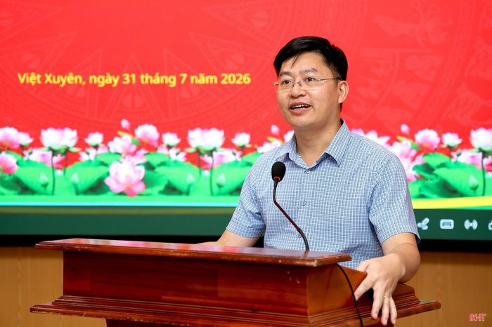 Chủ tịch UBND phường Thành Sen Nguyễn Văn Chung, Trưởng Cụm thi đua số 2 các xã, phường khai mạc hội nghị.