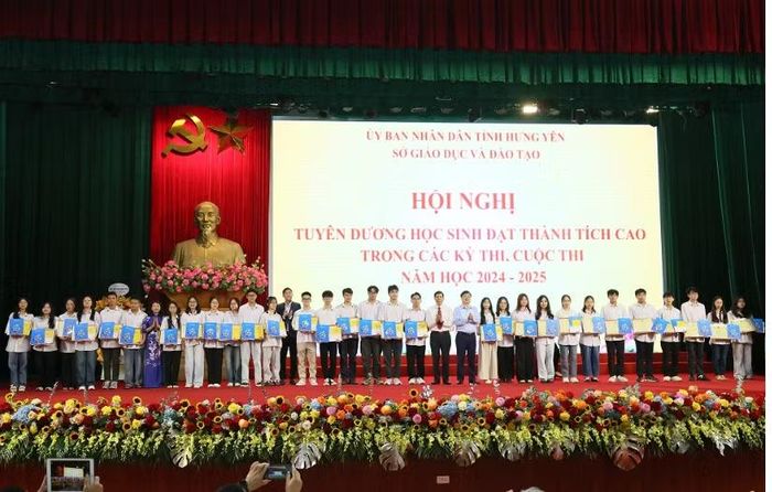 Lãnh đạo tỉnh Hưng Yên tặng Bằng khen của Bộ Giáo dục và Đào tạo, khen thưởng học sinh đạt giải trong kỳ thi học sinh giỏi quốc gia năm 2025. (Ảnh: Cổng Thông tin Điện tử tỉnh Hưng Yên)