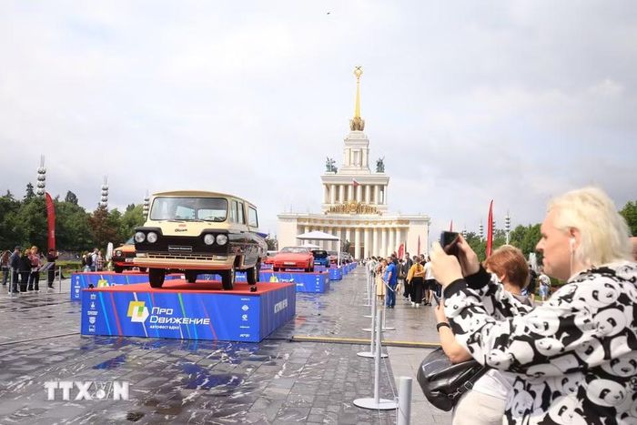 Festival ProDvizhenie-2026 giới thiệu hàng trăm mẫu xe cổ huyền thoại của ngành công nghiệp ôtô Nga và quốc tế, thu hút đông đảo người dân và du khách tham dự. (Ảnh: Văn Hiếu/TTXVN)