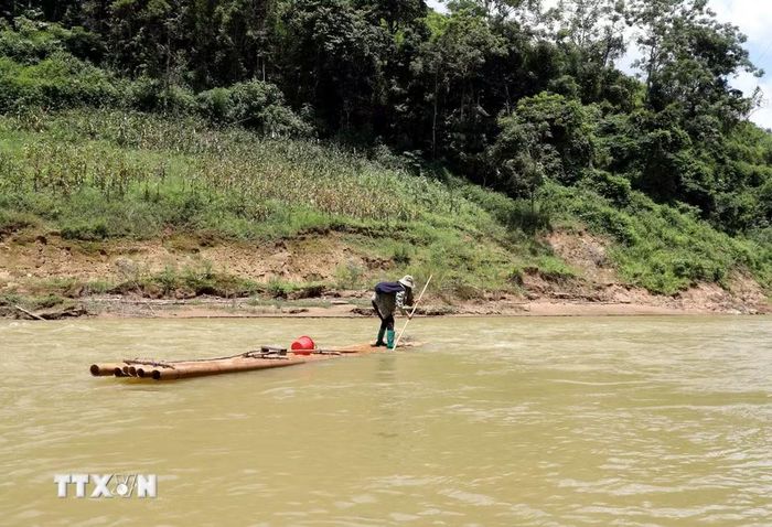 Do xóm nằm biệt lập trên lưng chừng đồi nên người dân Song Phụ, thôn Khuổi Luông (Lạng Sơn) phải “đánh đu” với dòng nước xiết qua sông để giao thương với bên ngoài. (Ảnh: Văn Đạt/TTXVN)