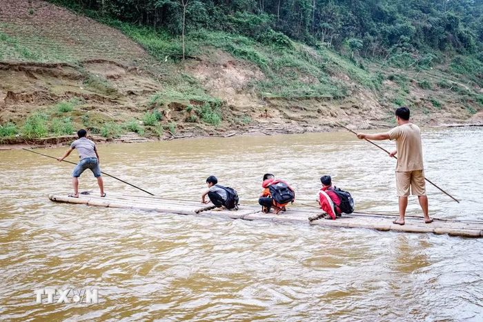 Xóm Song Phụ, thôn Khuổi Luông, xã Quý Hòa (Lạng Sơn) có 17 học sinh ngày ngày phải liều mình qua sông đến trường, vào mùa mưa lũ, tiềm ẩn những mối nguy hiểm khó lường. (Ảnh: Văn Đạt/TTXVN) 
