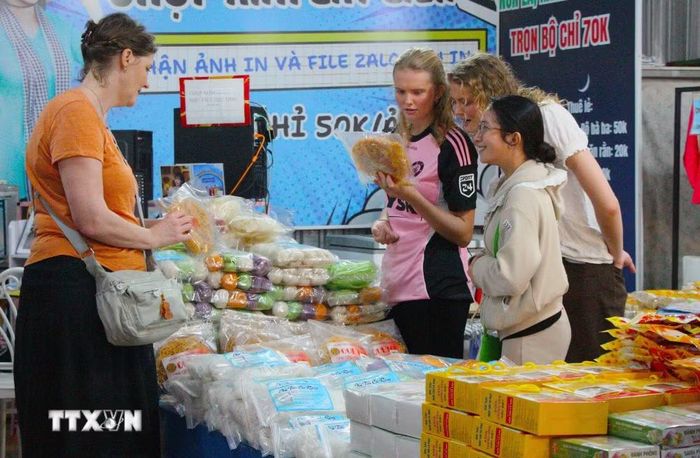 Khách nước ngoài tham quan và mua sắm tại chợ nổi Cái Răng. (Ảnh: Nguyễn Hằng/ TTXVN)