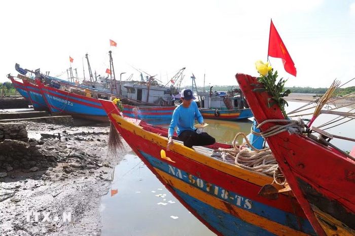 Ngư dân làm lễ "cúng thuyền" trong ngày rằm Tháng 7 ở Diễn Châu, Nghệ An. (Ảnh: Xuân Tiến/TTXVN)