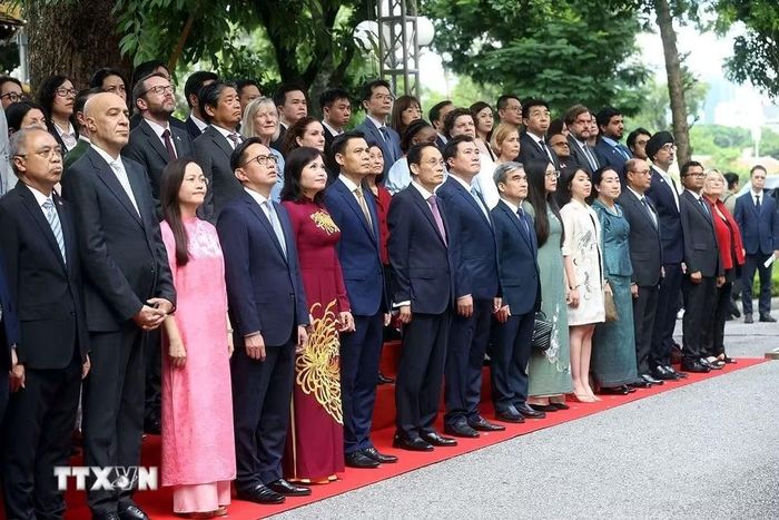 Bộ trưởng Ngoại giao Lê Hoài Trung cùng các đại biểu tại Lễ Thượng cờ ASEAN. (Ảnh: TTXVN phát)