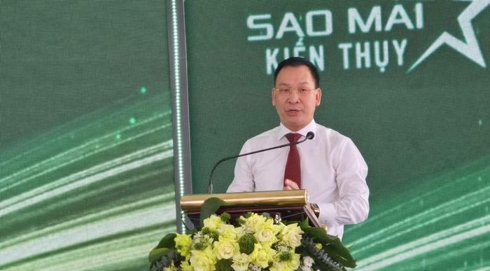 Ông Phạm Văn Định, Chủ tịch Ủy ban Nhân dân xã Kiến Hưng phát biểu tại lễ khởi công. (Ảnh: Minh Thu/TTXVN)