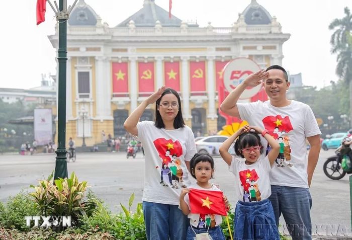 Một gia đình chụp ảnh lưu lại kỷ niệm trong dịp kỷ niệm 50 năm Ngày Giải phóng miền Nam, thống nhất đất nước (30/4/2025). (Ảnh: Khánh Hòa/TTXVN)