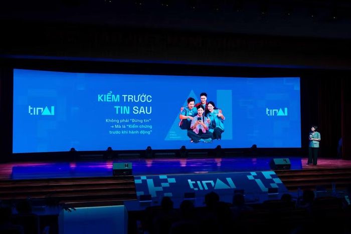 Mỗi người dân cần hình thành kỹ năng công dân thiết yếu là phản xạ kiểm chứng thông tin trước khi tin tưởng hay chia sẻ. (Ảnh: PV/Vietnam+)
