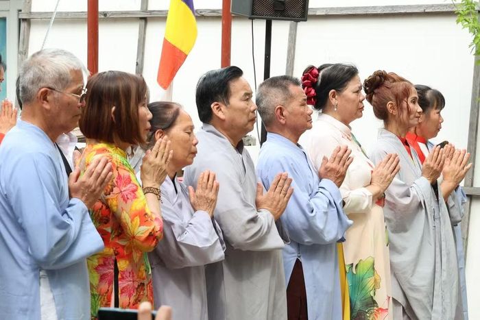 Kiều bào tại Đức tổ chức Lễ cầu siêu, tri ân các Anh hùng liệt sỹ. (Ảnh: Thu Hằng/TTXVN)