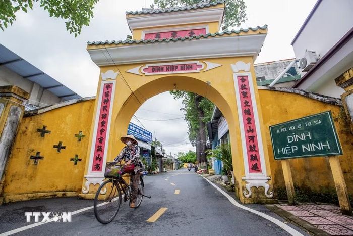 Cổng bên Đình Hiệp Ninh mang nét kiến trúc truyền thống, dẫn vào không gian di tích hơn một thế kỷ tuổi giữa lòng phường Tân Ninh, tỉnh Tây Ninh. (Ảnh: Giang Phương/TTXVN)