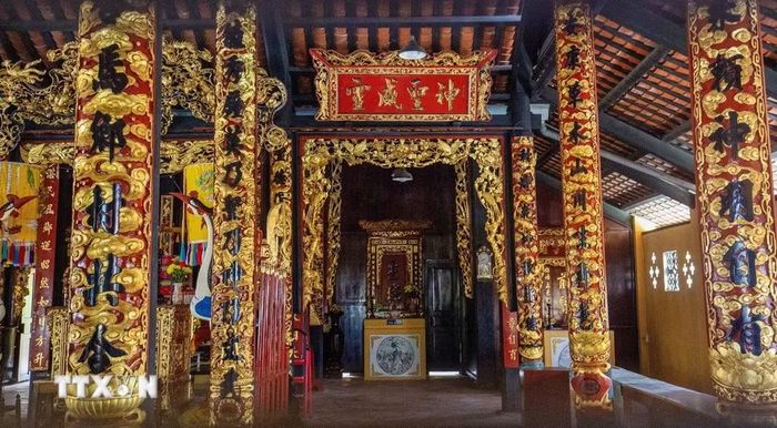 Hệ thống cột gỗ và kèo trong Đình Hiệp Ninh được bảo lưu, tạo nên kết cấu vững chắc và không gian nội thất rộng rãi của ngôi đình cổ. (Ảnh: Giang Phương/TTXVN)
