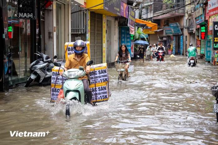 Nhiều điểm ngập đã được kiểm soát tốt hơn, thời gian rút nước giảm, năng lực vận hành của hệ thống thoát nước Hà Nội được cải thiện rõ hơn. (Ảnh: Hoài Nam/Vietnam+)