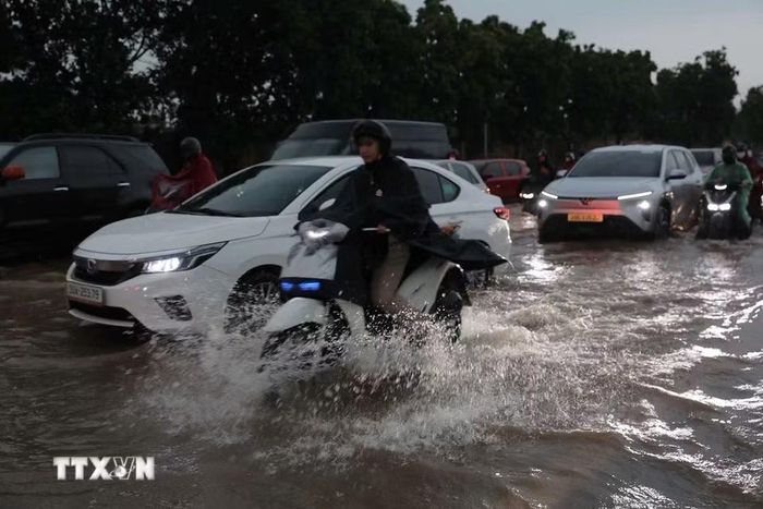 Ngập cục bộ trên phố Đàm Quang Trung sau cơn mưa lớn tại Hà Nội. (Ảnh: Thành Phương/TTXVN)