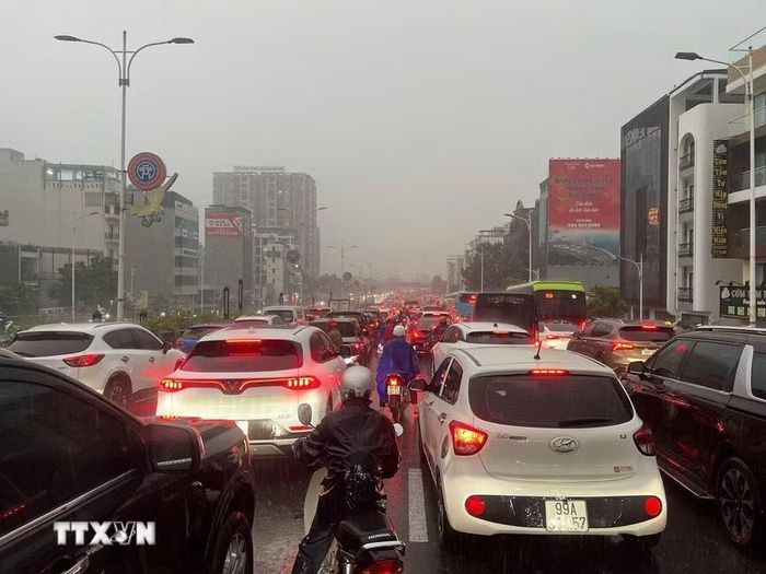 Cầu Vĩnh Tuy tắc cứng nhiều giờ đồng hồ. (Ảnh: Thành Phương/TTXVN)
