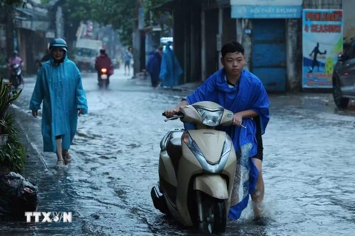 Phố Vĩnh Hưng ngập cục bộ sau mưa lớn. (Ảnh: Phạm Tuấn Anh/TTXVN)