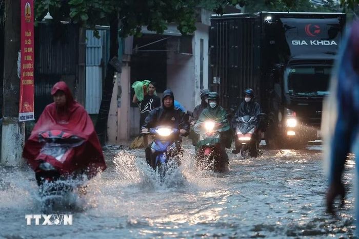 Phố Vĩnh Hưng ngập cục bộ sau mưa lớn. (Ảnh: Phạm Tuấn Anh/TTXVN)