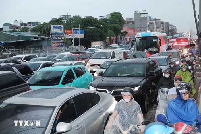 Lối lên cầu Vĩnh Tuy tắc cứng nhiều giờ đồng hồ. (Ảnh: Thành Phương/TTXVN)