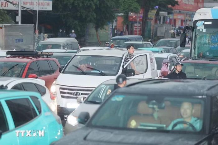 Lối lên cầu Vĩnh Tuy tắc cứng nhiều giờ đồng hồ. (Ảnh: Thành Phương/TTXVN)