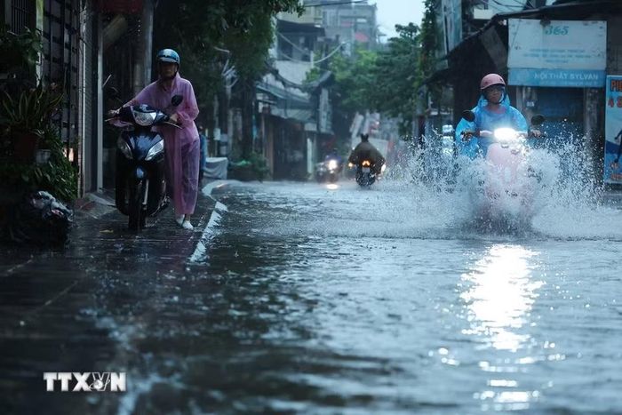 Phố Vĩnh Hưng ngập cục bộ sau mưa lớn. (Ảnh: Phạm Tuấn Anh/TTXVN)