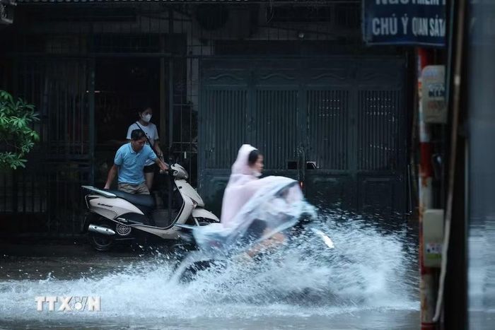 Phố Vĩnh Hưng ngập cục bộ sau mưa lớn. (Ảnh: Phạm Tuấn Anh/TTXVN)