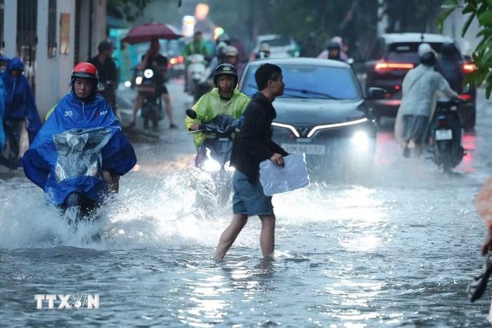 Phố Vĩnh Hưng ngập cục bộ sau mưa lớn. (Ảnh: Phạm Tuấn Anh/TTXVN)