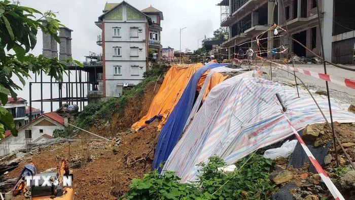 Điểm sạt lở trên tuyến đường lên khu vực Cổng Trời, thuộc Khu du lịch Tam Đảo, xã Tam Đảo, tỉnh Phú Thọ. (Ảnh: Hoàng Hùng/TTXVN)