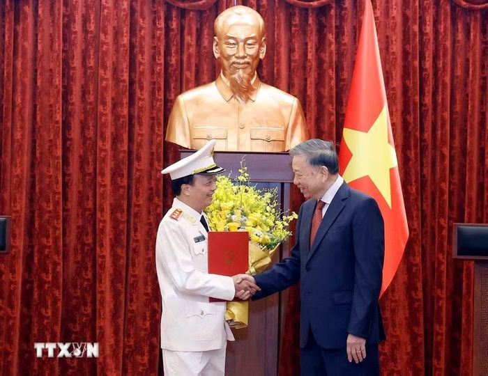 Tổng Bí thư, Chủ tịch nước Tô Lâm trao Quyết định thăng Quân hàm từ Trung tướng lên Thượng tướng đối với đồng chí Đặng Hồng Đức, Thứ trưởng Bộ Công an. (Ảnh: Thống Nhất/TTXVN)