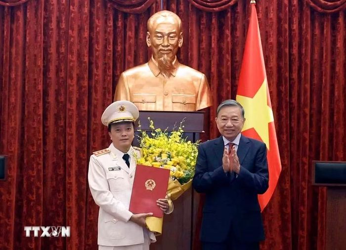 Tổng Bí thư, Chủ tịch nước Tô Lâm trao Quyết định thăng Quân hàm từ Trung tướng lên Thượng tướng đối với đồng chí Đặng Hồng Đức, Thứ trưởng Bộ Công an. (Ảnh: Thống Nhất/TTXVN)