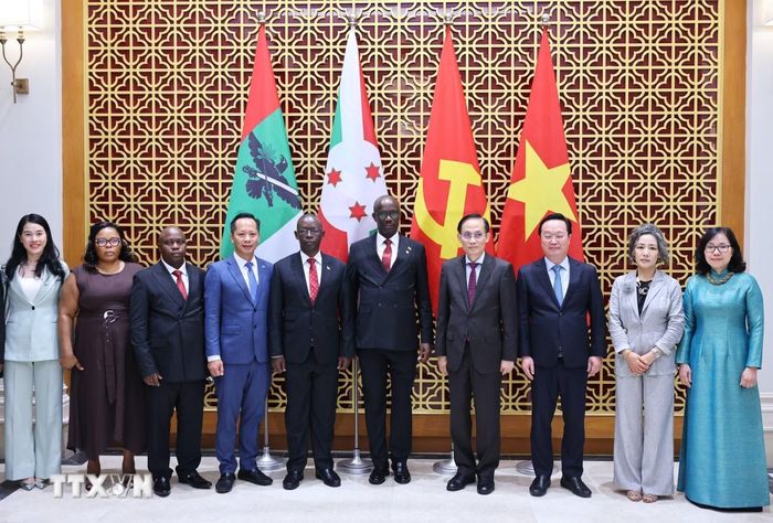 Bộ trưởng Ngoại giao Lê Hoài Trung đón Đoàn đại biểu Đảng Hội đồng Quốc gia bảo vệ dân chủ - Lực lượng bảo vệ dân chủ (CNDD-FDD) Burundi. (Ảnh: Minh Đức/TTXVN)