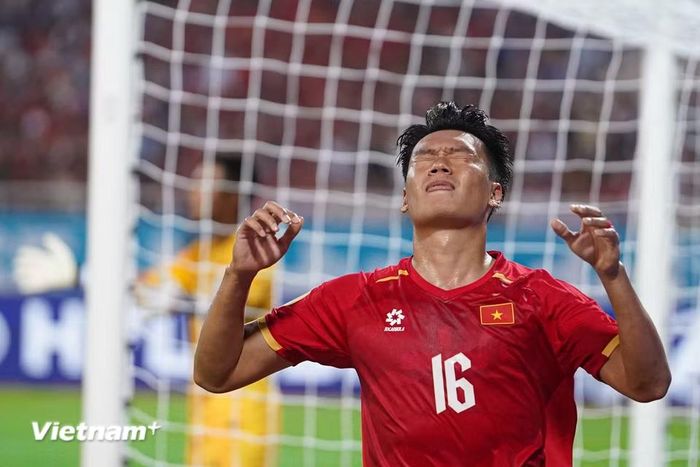Trung vệ Thành Chung tiếc nuối sau khi bỏ lỡ cơ hội ghi bàn từ tình huống lên tham gia tấn công. (Ảnh: Việt Anh/Vietnam+)