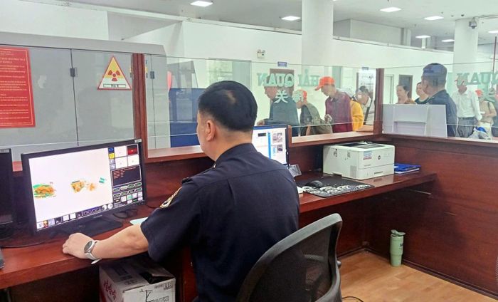 Làm thủ tục hải quan tại cửa khẩu Móng Cái. Ảnh: Văn Đức/TTXVN