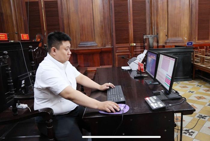 Chuyên viên công nghệ thông tin Tòa án nhân dân TP Hồ Chí Minh làm việc, thúc đẩy các phần mềm chuyển đổi số hướng Tòa án điện tử, Tòa án thông minh. Ảnh: Hồng Đạt/TTXVN