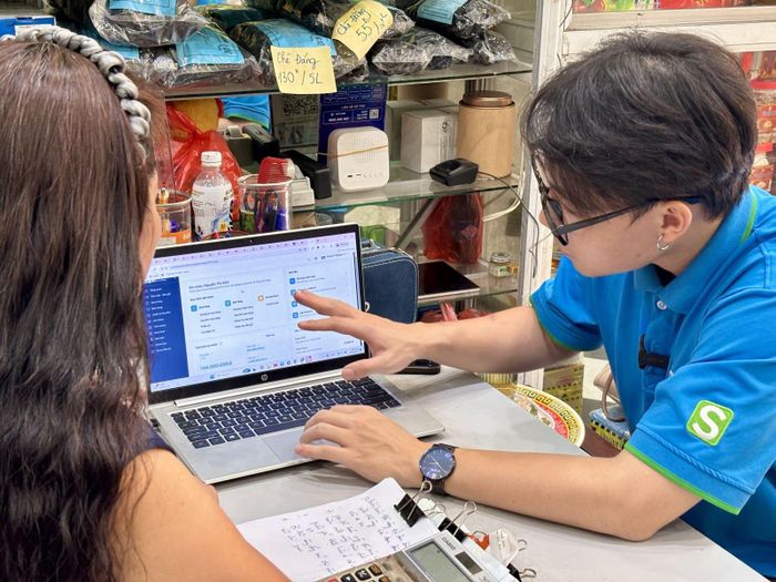 Nhân viên Sapo tư vấn hỗ trợ các hộ kinh doanh chuyển đổi số.