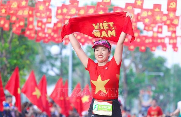 Các vận động viên tham gia giải chạy "Việt Nam tôi đó 2025". Ảnh: Thành Phương/TTXVN