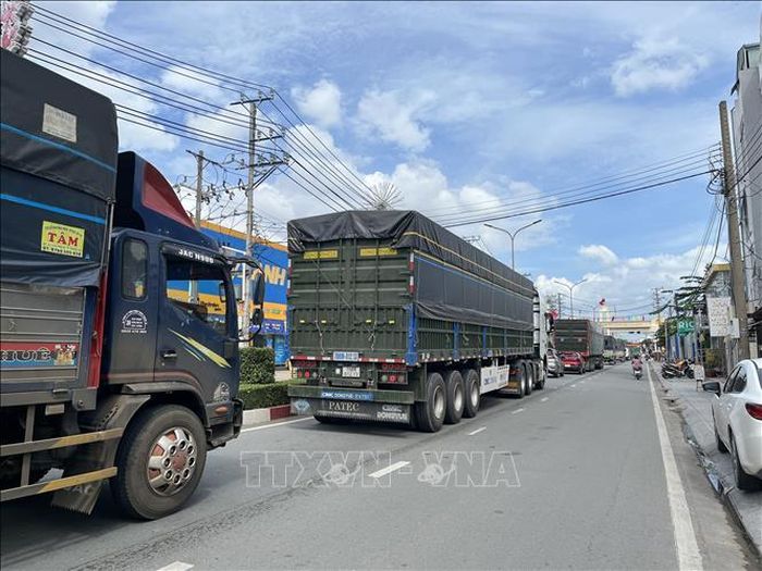 Đường Nguyễn Hữu Thọ (tỉnh lộ 830) - trung tâm xã Bến Lức đoạn hướng tới gần ngã tư Long Kim thường xuyên quá tải.