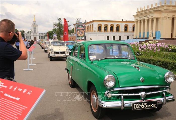 Festival ProDvizhenie-2026 giới thiệu hàng trăm mẫu xe cổ huyền thoại của ngành công nghiệp Ô tô Nga và quốc tế, thu hút đông đảo người dân và du khách tham dự.