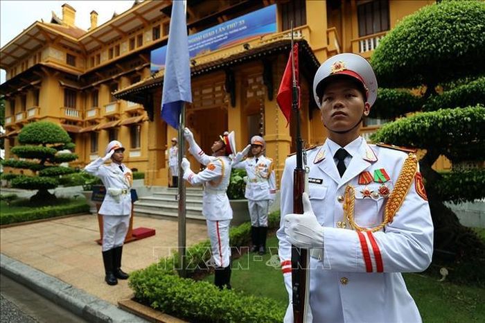 Lễ Thượng cờ ASEAN. Ảnh: TTXVN