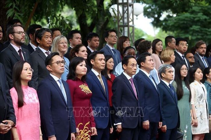 Bộ trưởng Ngoại giao Lê Hoài Trung cùng các đại biểu tại Lễ Thượng cờ ASEAN. Ảnh: TTXVN