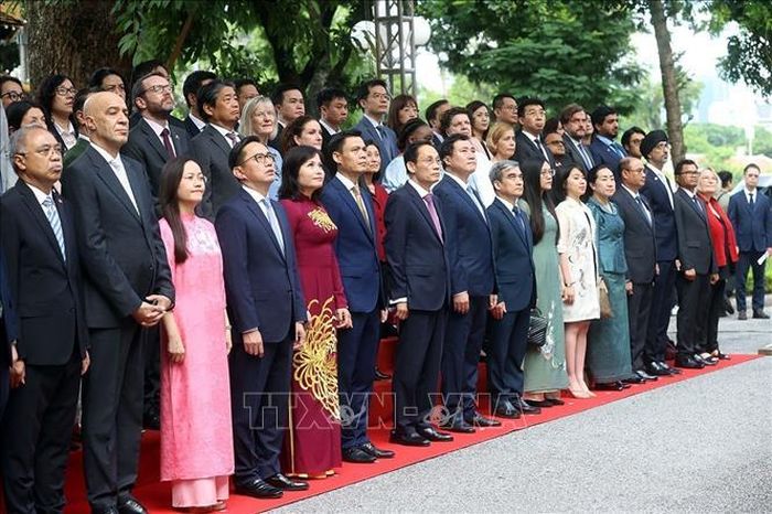 Bộ trưởng Ngoại giao Lê Hoài Trung cùng các đại biểu tại Lễ Thượng cờ ASEAN. Ảnh: TTXVN