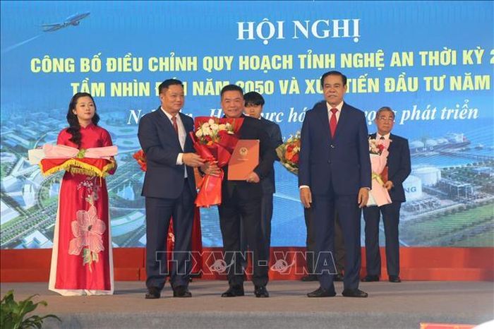 Trao quyết định chấp thuận chủ trương đầu tư và các thỏa thuận hợp tác cho doanh nghiệp.